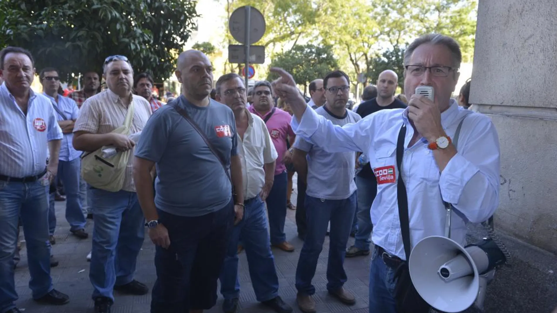 Un grupo de personas se manifiesta a las puertas de los juzgados