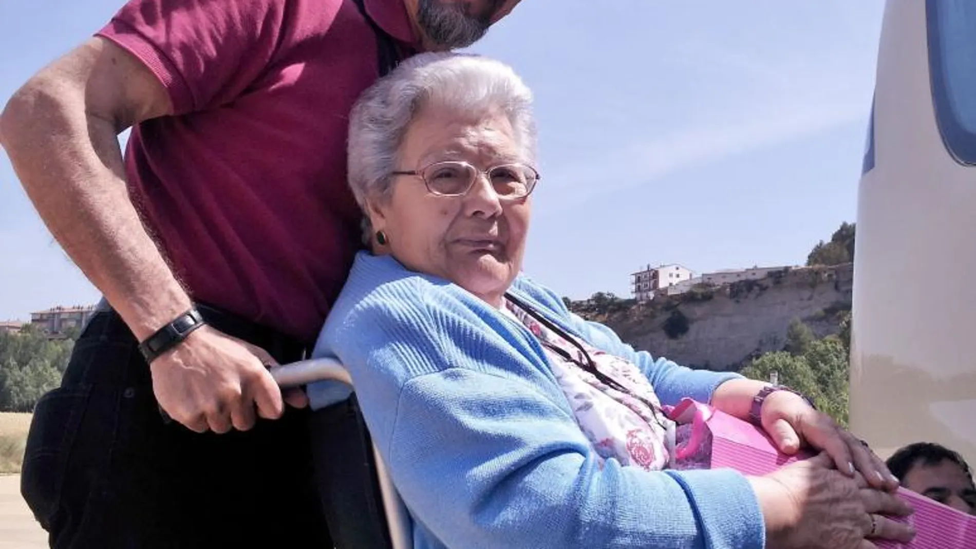 La campaña «Navidad en compañía» que ha puesto en marcha por segundo año la Concejalía de Familia y Servicios Sociales del Ayuntamiento de León tiene como objetivo que los mayores de 65 años no se encuentren solos