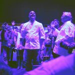 Ángel León, que fue premiado ayer, volvió a sorprender, en esta ocasión con unas copas llenas de luz que se convirtieron en la estrella del día