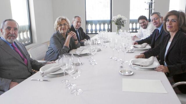Los cuatro ex alcaldes con Carmena y el cocinero que preparó el menú, Javier Esteve, el pasado jueves en el Palacio de Cibeles