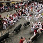 Los toros de la ganadería madrileña de Victoriano del Río han protagonizado un sexto encierro de los sanfermines rápido y limpio