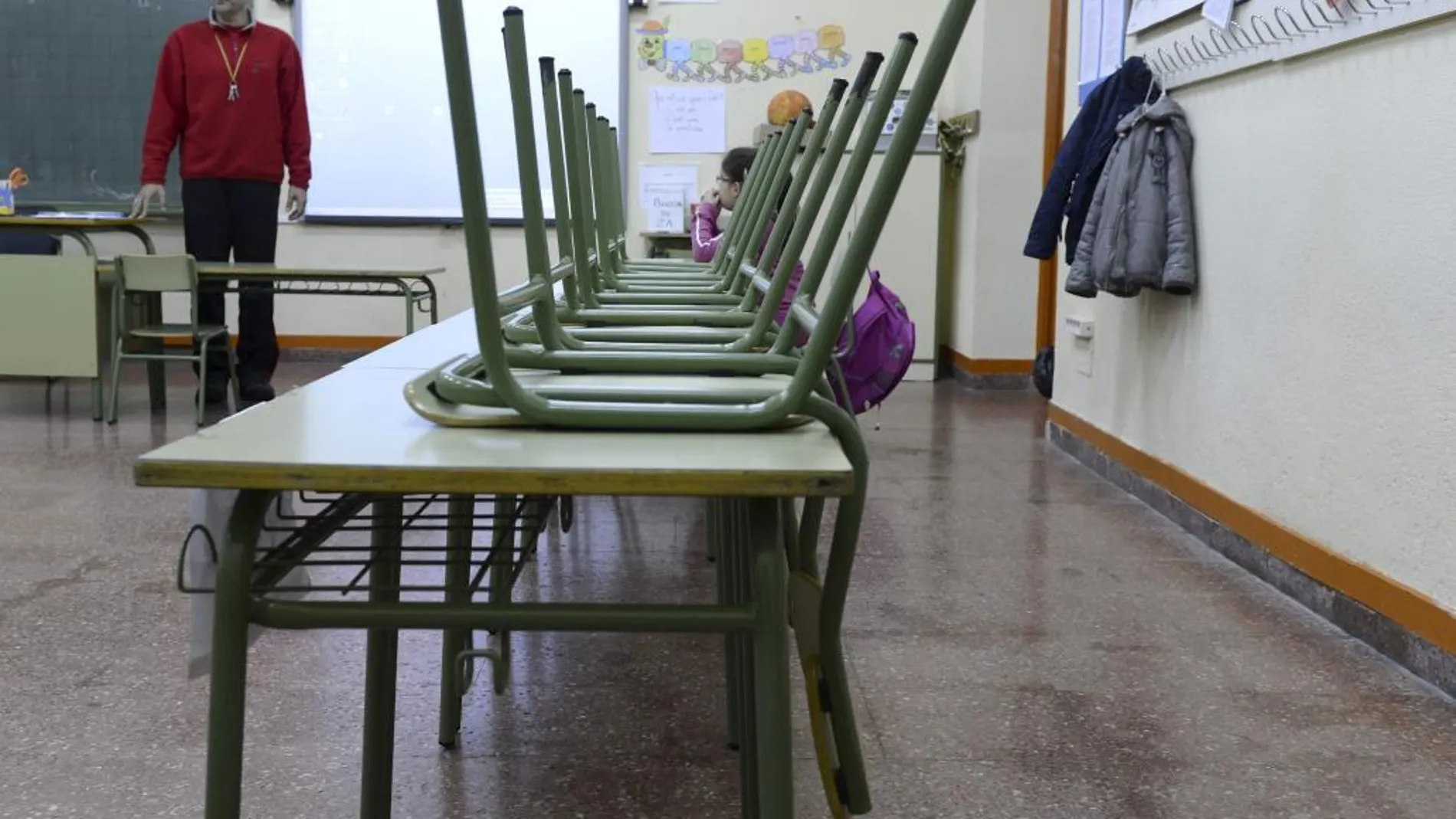 Pupitres en un colegio de Valladolid, en una imagen de archivo