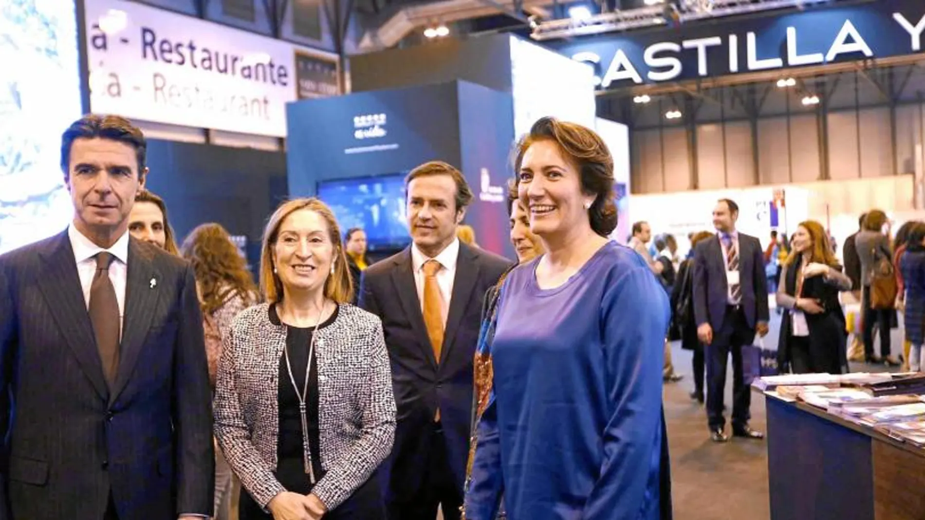 Los ministros Juan Manuel Soria y Ana Pastor visitan el expositor de Castilla y León, donde hizo de anfitriona la consejera, María Josefa García Cirac, junto al director general de Turismo, Javier Ramírez