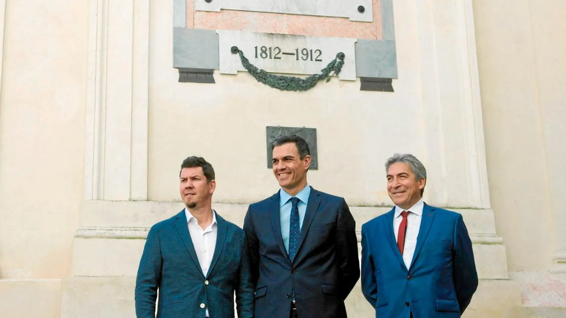 Sánchez, ayer en Cádiz, junto al número 5 del PSOE por esta provincia, el historiador Francisco Javier Ramírez (izquierda), y el delegado del Gobierno en Andalucía, Lucrecio Fernández / Efe