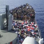 Los refugiados ya embarcados en la fragata Navarra