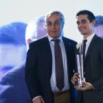 El presidente del Comité Olímpico Español, Alejandro Blanco (i), entrega al patinador Javier Fernández (d) el premio al mejor deportista individual