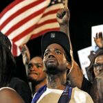 PHOENIX. Manifestantes negros se concentran ayer contra los recientes asesinatos de Alton Sterling y Philando Castile; 77 personas fueron detenidas en 18 ciudades de EE UU en diferentes altercados