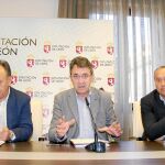 El presidente de la Diputación de León, Juan Martínez Majo, acompañado por Miguel Ángel Fernández y Alfonso Arias