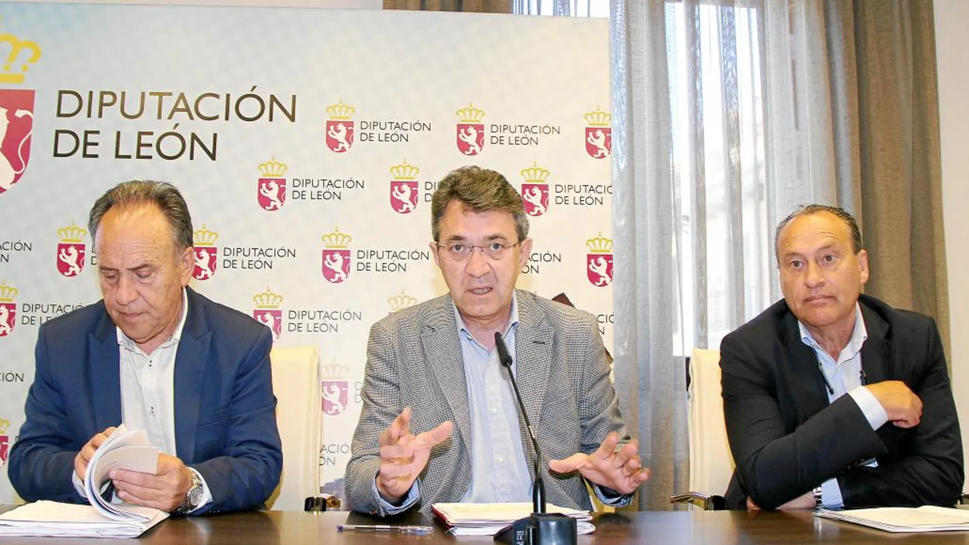 El presidente de la Diputación de León, Juan Martínez Majo, acompañado por Miguel Ángel Fernández y Alfonso Arias