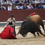 Espectacular derechazo de rodillas de El Fandi a «Hortelano», de Fuente Ymbro, que lidió en cuarto lugar, ayer