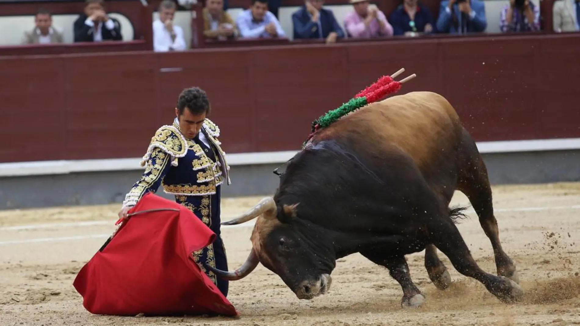 Espectacular derechazo de rodillas de El Fandi a «Hortelano», de Fuente Ymbro, que lidió en cuarto lugar, ayer