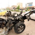 Imagen del estado del vehículo utilizado por un suicida en Bagdad tras empotrarse contra un puesto de control