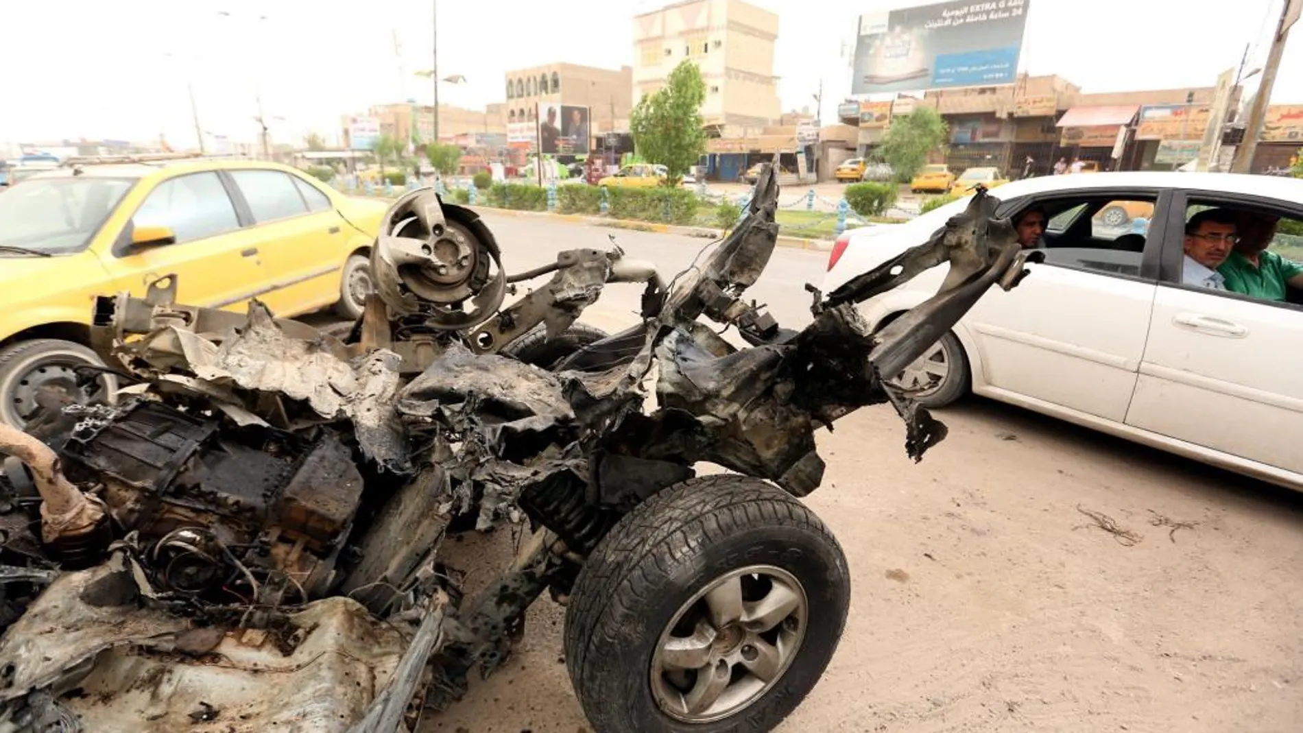 Imagen del estado del vehículo utilizado por un suicida en Bagdad tras empotrarse contra un puesto de control
