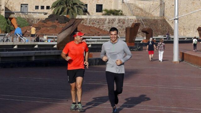 Pedro Sánchez, junto a un compañero de partido, corre hoy por el paseo marítimo de la playa de Las Canteras