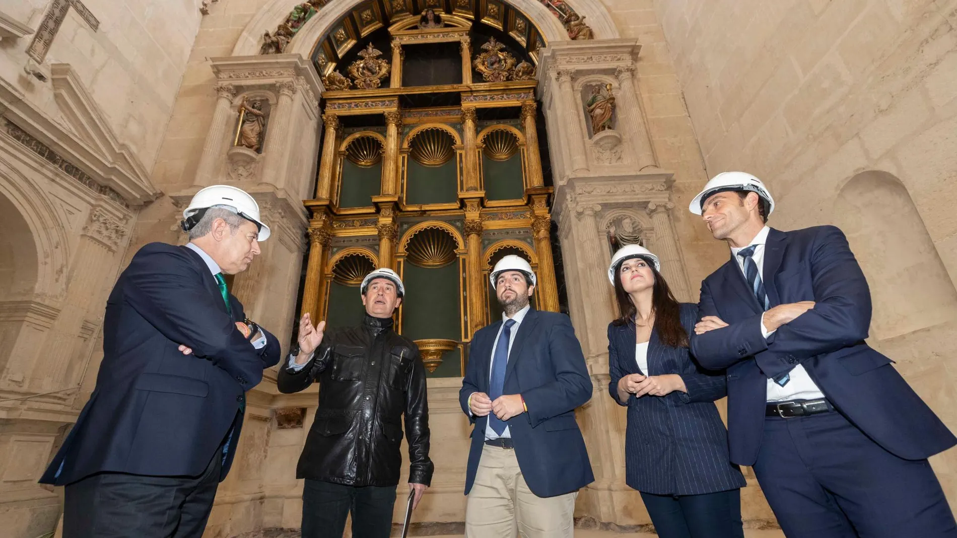 El presidente de la Comunidad, Fernando López Miras, visita la iglesia de San Esteban, en la última fase de sus obras de restauración