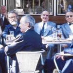Los miembros de la peña La Punyalada en el exterior del restaurante de mismo nombre, situado en el Paseo de Gràcia, en los años 80