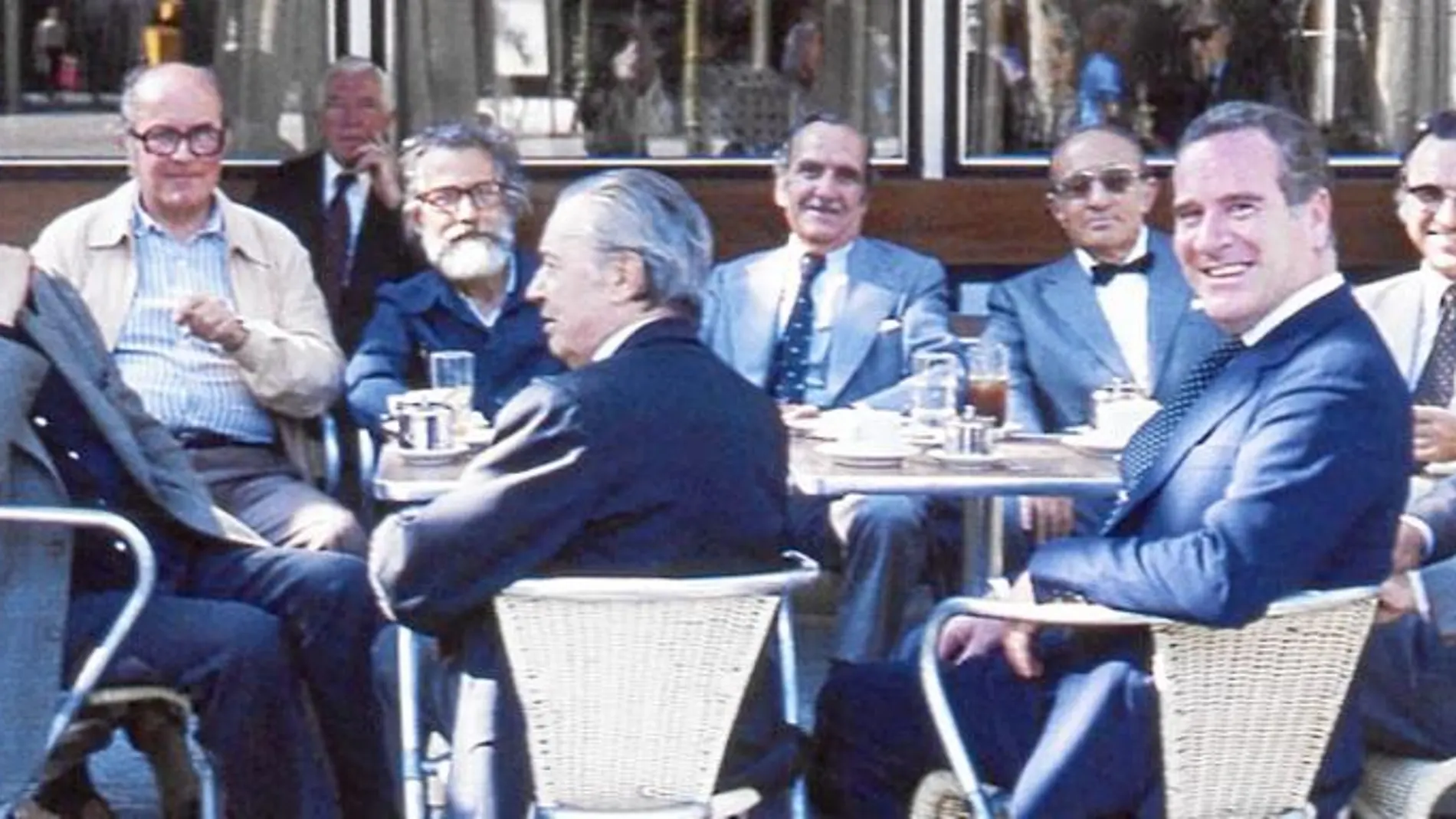 Los miembros de la peña La Punyalada en el exterior del restaurante de mismo nombre, situado en el Paseo de Gràcia, en los años 80