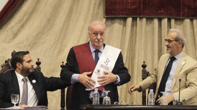 Vicente del Bosque, exseleccionador de fútbol español, ha recibido el galardón de Socio de Honor de la Asociación de Antiguos Alumnos de la Universidad de Salamanca
