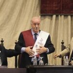 Vicente del Bosque, exseleccionador de fútbol español, ha recibido el galardón de Socio de Honor de la Asociación de Antiguos Alumnos de la Universidad de Salamanca