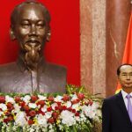 El presidente Tran Dai Quang junto a un busto del líder revolucionario Ho Chi Minh