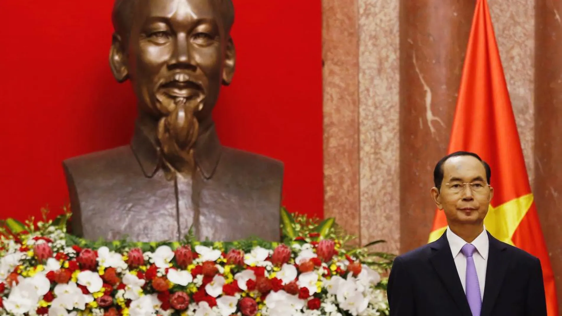 El presidente Tran Dai Quang junto a un busto del líder revolucionario Ho Chi Minh
