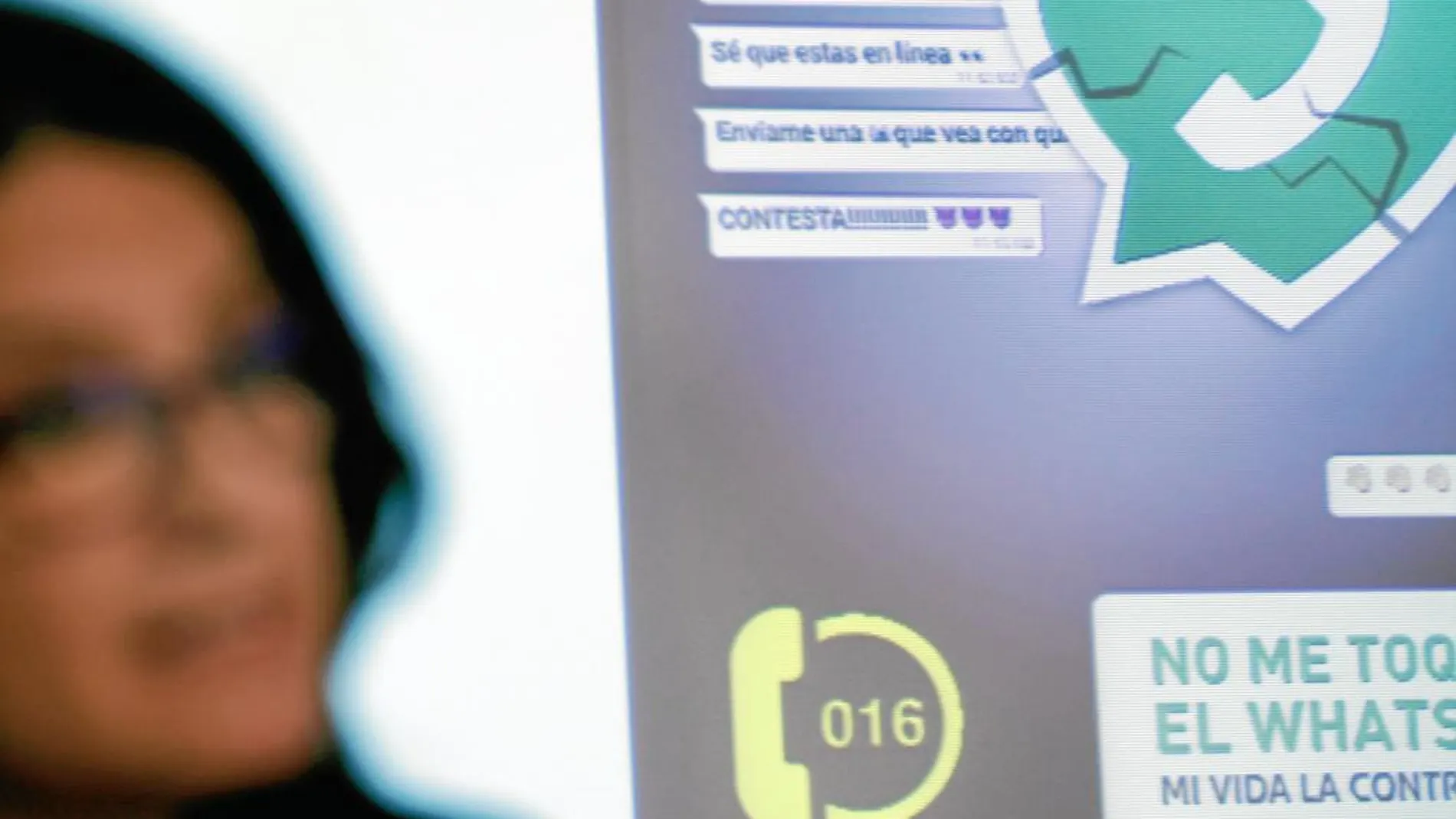 Oltra ante el cartel anunciador de la campaña «no me toques el whatsup»