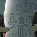 El presidente del Gobierno, Mariano Rajoy (d), y el primer ministro de la República Eslovaca, Robert Fico (i), durante la rueda de prensa que han ofrecido tras la reunión mantenida esta mediodía en el Palacio de la Moncloa, en Madrid