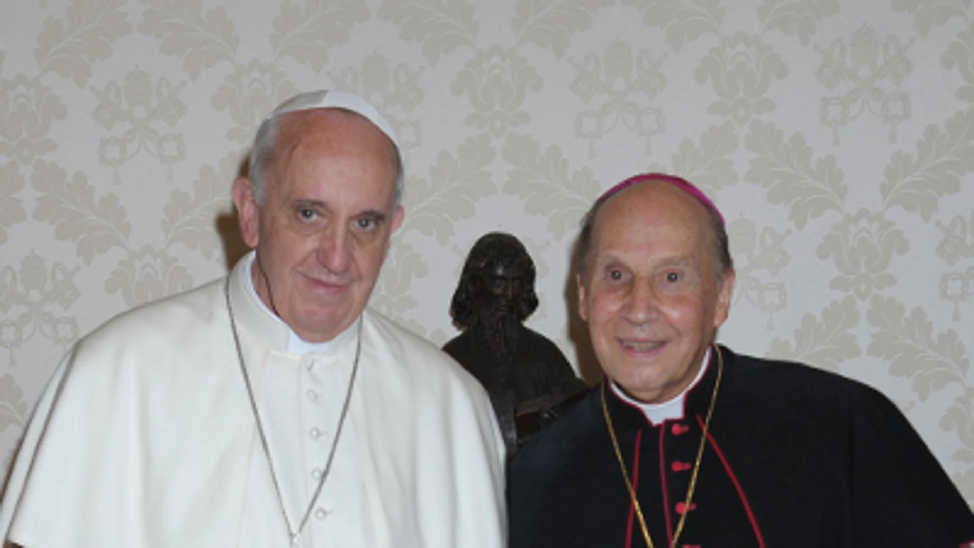 Monseñor Echevarría con el Papa Francisco