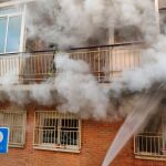 Los bomberos durante su intervención en el piso incendiado/Fotos y vídeo: Jesús Buitrago