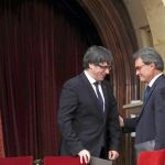 Puigdemont y Mas, en el Parlament, tras la proclamación de la independencia que duró ocho segundos