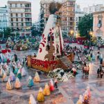 El manto de la Mare de Déu fue poco a poco alcanzando su esplendor con los ramos que iban ofreciéndole las falleras