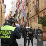 Agentes de Policía Municipal y Policía Nacional prevenidos antes del desahucio de un colectivo okupa