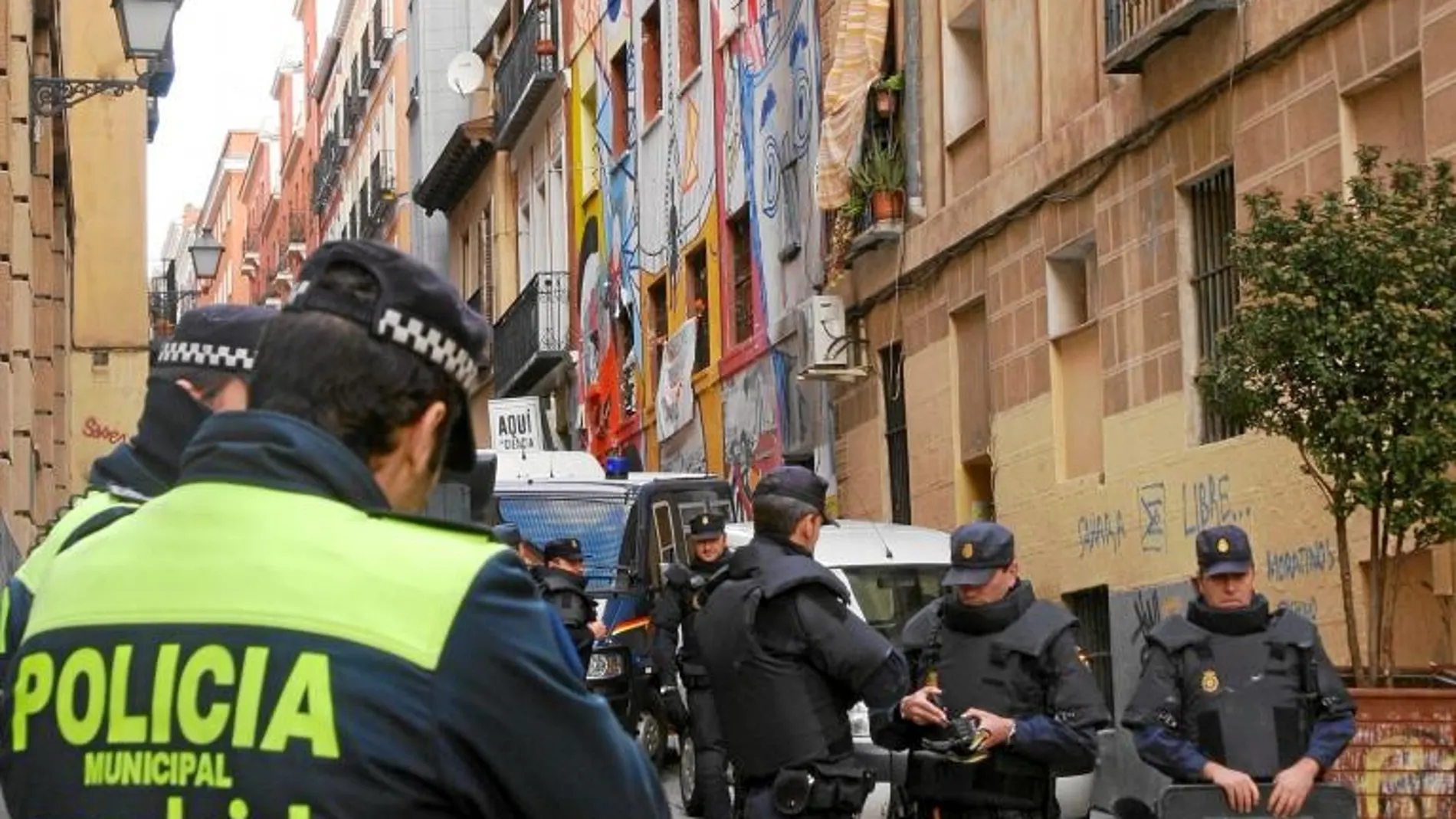 Agentes de Policía Municipal y Policía Nacional prevenidos antes del desahucio de un colectivo okupa