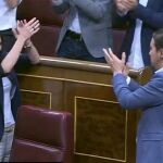 Pablo Iglesias e Irene Montero aplaudiéndose en el Congreso
