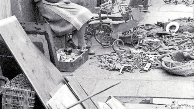 El cineasta Carlos Saura retrató el Rastro en 1961. Sus imágenes están incluídas en una reedición del libro sobre el mercado madrileño de Gómez de la Serna