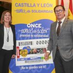 Milagros Marcos e Ismael Pérez presentan el cupón de la ONCE para el Día de Castilla y León