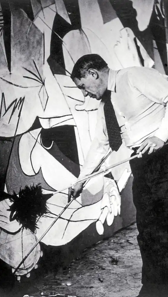 Pablo Picasso, retratado por la artista Dora Maar, en un momento de la realización de su impresionante 'Guernica' en su taller de París
