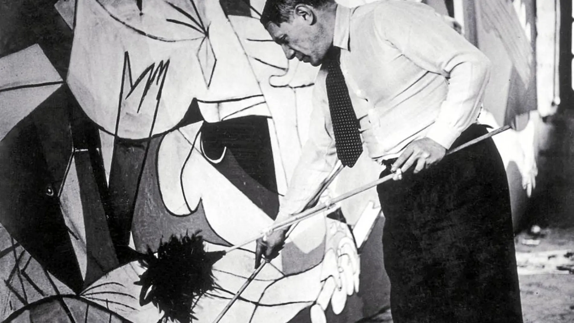 Pablo Picasso, retratado por la artista Dora Maar, en un momento de la realización de su impresionante 'Guernica' en su taller de París