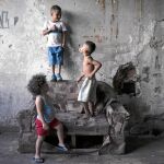 Unos niños juegan en un edificio abandonado en un suburbio de Brasil»