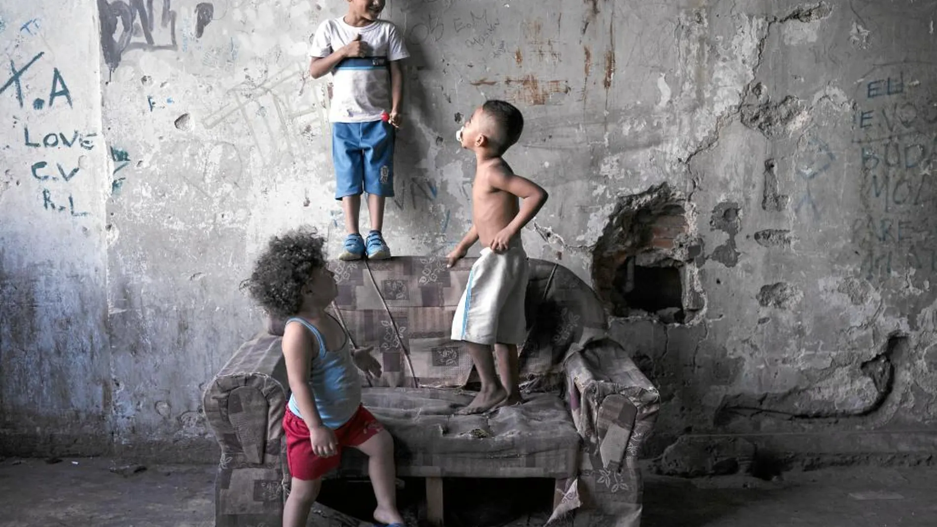 Unos niños juegan en un edificio abandonado en un suburbio de Brasil»