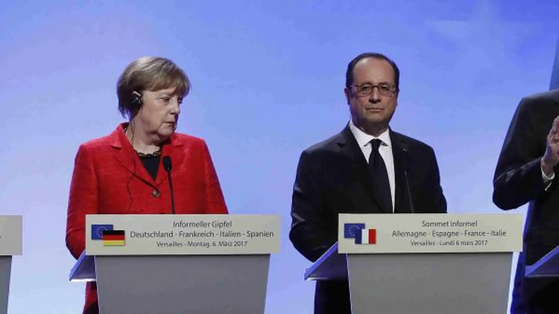 El presidente de Francia, François Hollande (2i); la canciller alemana, Angela Merkel; el presidente del Gobierno, Mariano Rajoy (2d), y el primer ministro italiano, Paolo Gentiloni (i), a su llegada a la cumbre a cuatro celebrada hoy en el Palacio de Versalles, en Francia.