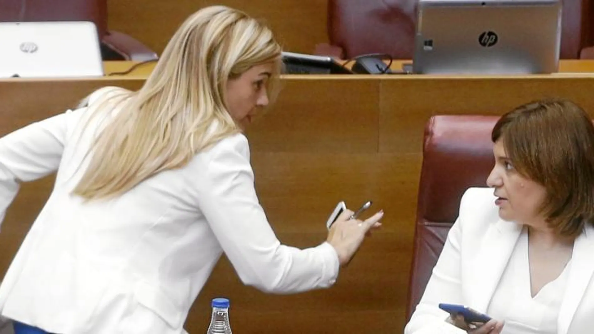 La presidenta del PP de la Comunidad Valenciana, Isabel Bonig, con la diputada popular Eva Ortiz, ayer