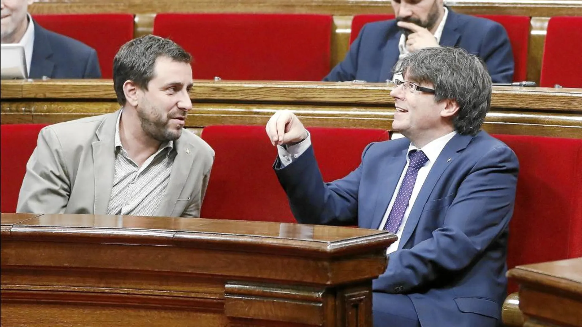 El presidente de la Generalitat, Carles Puigdemont, junto al vicepresidente Oriol Junqueras, ayer, en el Parlament