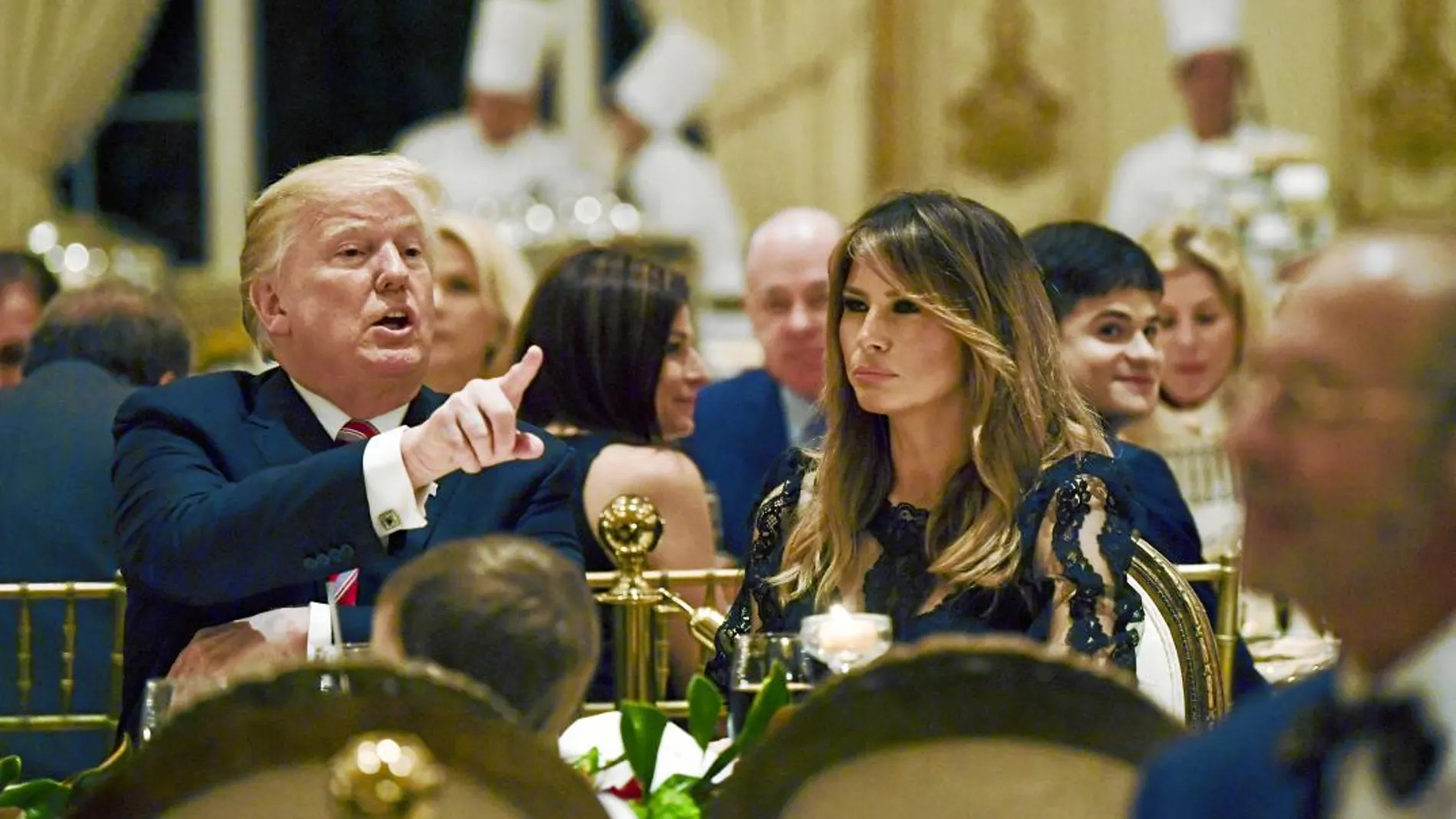 El presidente Trump y su esposa Melania, durante la cena de Acción de Gracias que tuvo lugar la noche del jueves en su propiedad de Mar-a-Lago en Palm Beach (Florida)