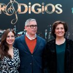 La consejera de Cultura y Turismo, María Josefa García Cirac, junto a los presentadores del nuevo programa de TVE, «Prodigios», Boris Izaguirre y Paula Prendes