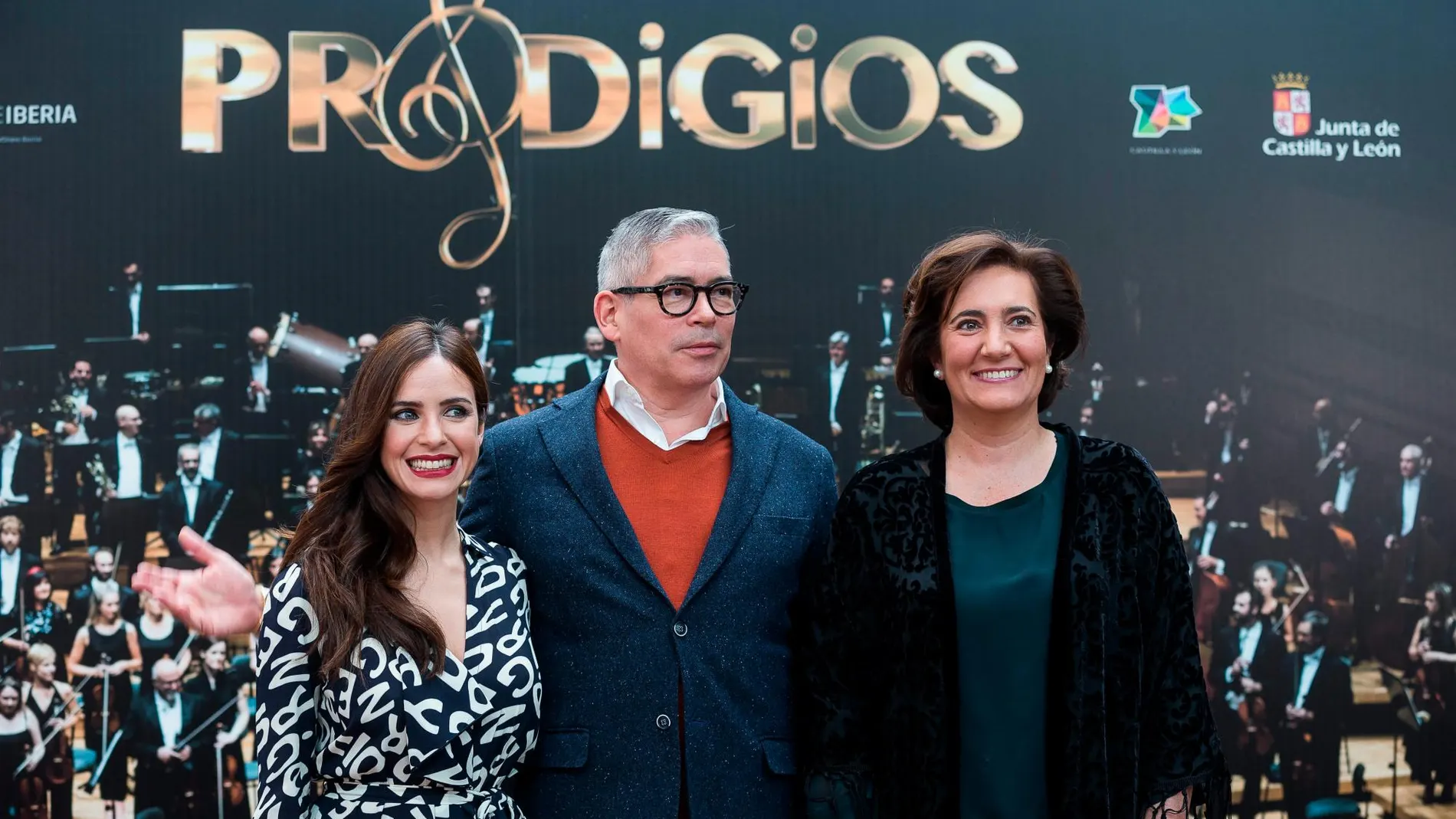 La consejera de Cultura y Turismo, María Josefa García Cirac, junto a los presentadores del nuevo programa de TVE, «Prodigios», Boris Izaguirre y Paula Prendes