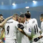 Nacho, Ramos, Bale y Casemiro felicitan a Benzema después de uno de los dos goles que marcó el francés al Viktoria Plzen