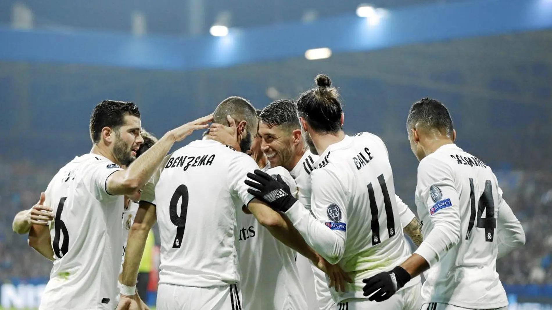 Nacho, Ramos, Bale y Casemiro felicitan a Benzema después de uno de los dos goles que marcó el francés al Viktoria Plzen