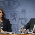 Soraya Sáenz de Santamaría y Luis de Guindos, durante la rueda de prensa posterior a la reunión hoy del Consejo de Ministros.