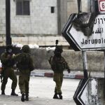 Agentes de la policía israelí se enfrentan a manifestantes palestinos